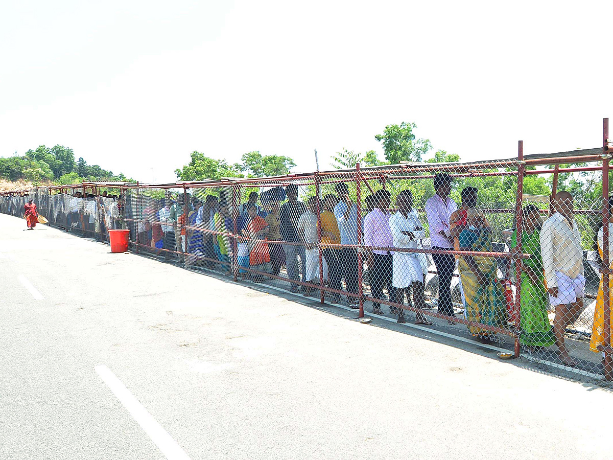 Huge_20Devotees_20Rush_20At_20Tirumala_20Tirupati_20Photos_1.jpg 2