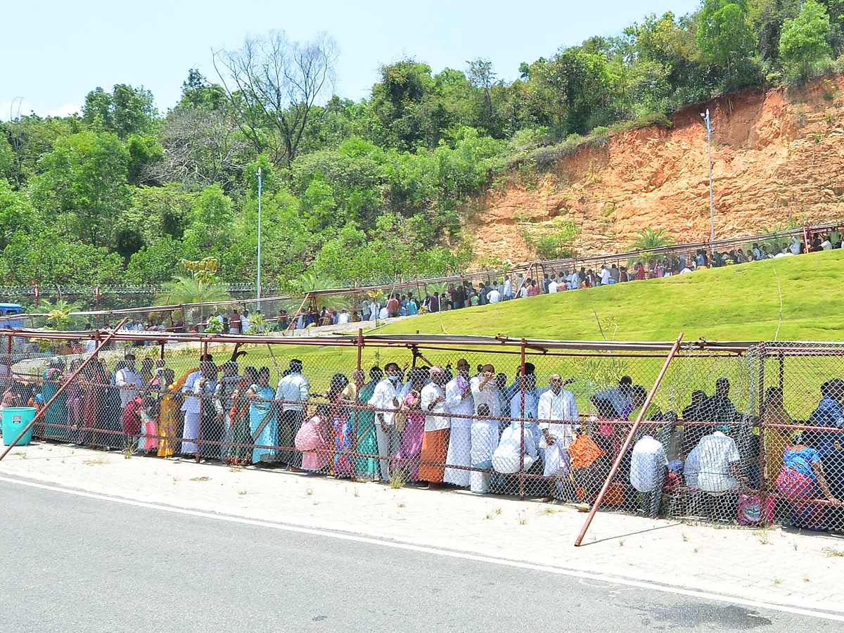 Huge_20Devotees_20Rush_20At_20Tirumala_20Tirupati_20Photos_2.jpg 3