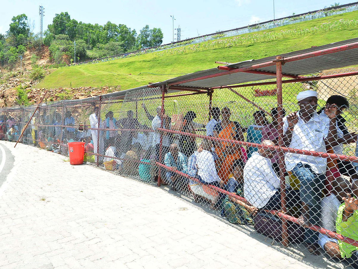 Huge_20Devotees_20Rush_20At_20Tirumala_20Tirupati_20Photos_3.jpg 4