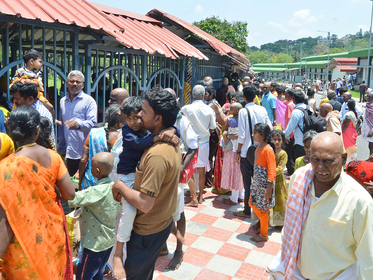 Huge_20Devotees_20Rush_20At_20Tirumala_20Tirupati_20Photos_4.jpg 5