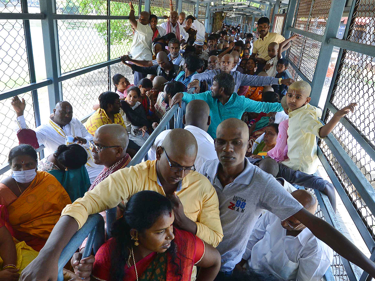 Huge_20Devotees_20Rush_20At_20Tirumala_20Tirupati_20Photos_5.jpg 6