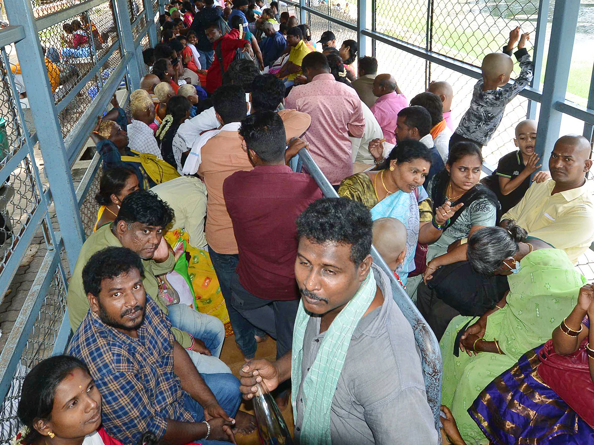 Huge_20Devotees_20Rush_20At_20Tirumala_20Tirupati_20Photos_6.jpg 7