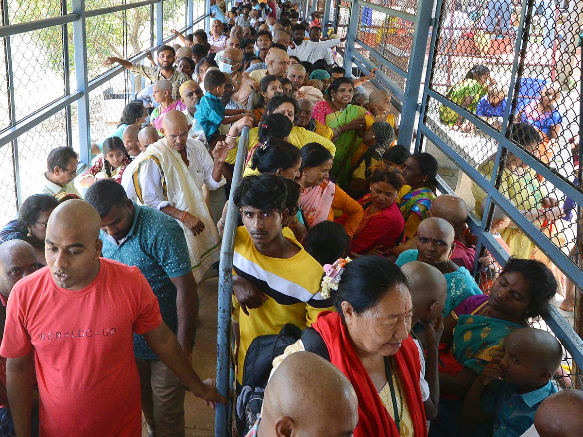 Huge_20Devotees_20Rush_20At_20Tirumala_20Tirupati_20Photos_7.jpg 8