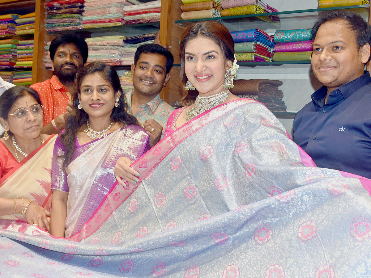 Honey_20Rose_20Shop_20opening_20in_20Warangal_20Photos_14.jpg 6