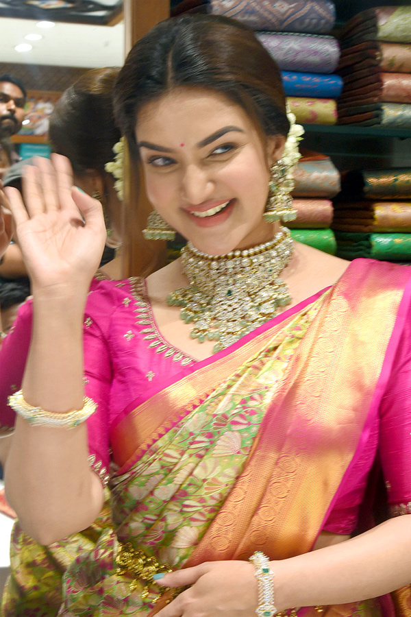 Honey_20Rose_20Shop_20opening_20in_20Warangal_20Photos_7.jpg 18