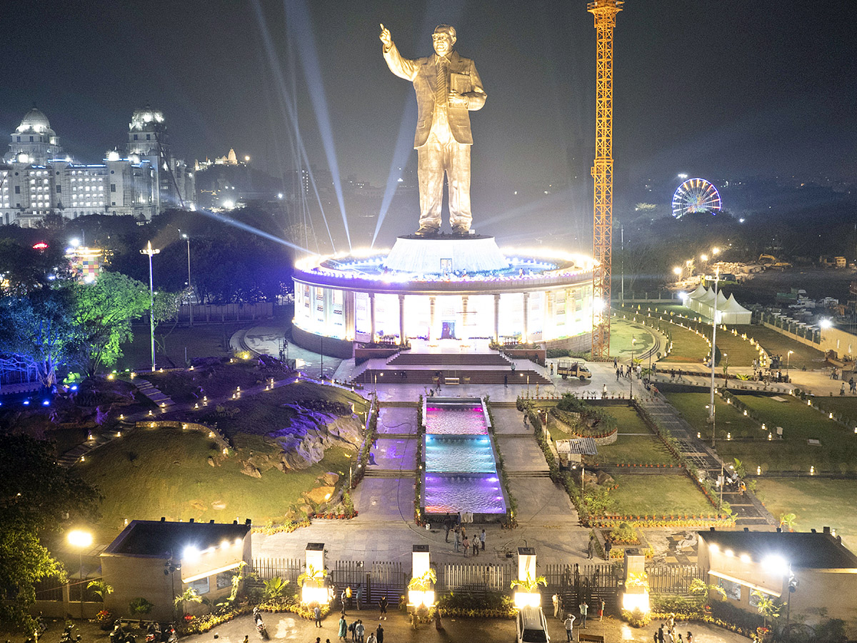 125_20Feet_20Dr_20BR_20Ambedkar_20Statue_20In_20Hyderabad_20Pics_3.jpg 3