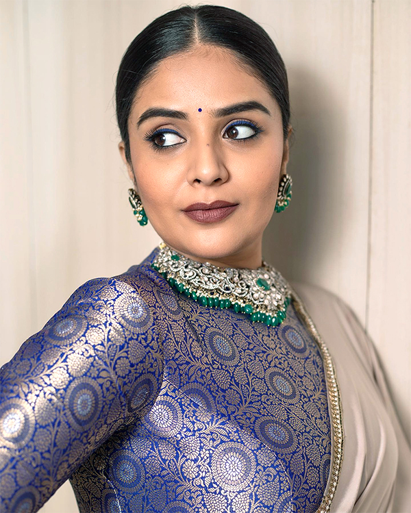 Telugu_20Anchor_20Sreemukhi_20Latest_20Photoshoot_20Pics_4.jpg 4