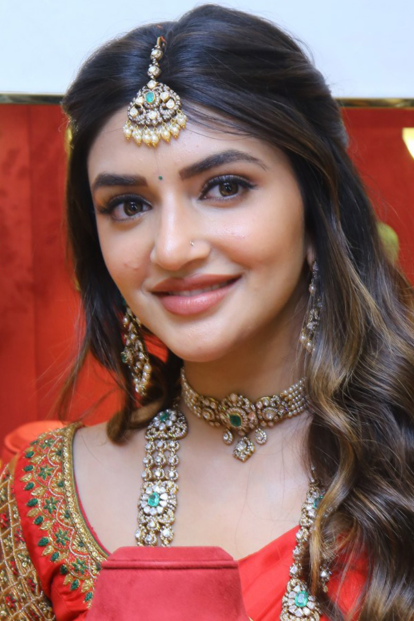 Actress_20Sreeleela_20CMR_20Jewellery_20Shopping_20Mall_20Opening_20Photos_2.jpg 13