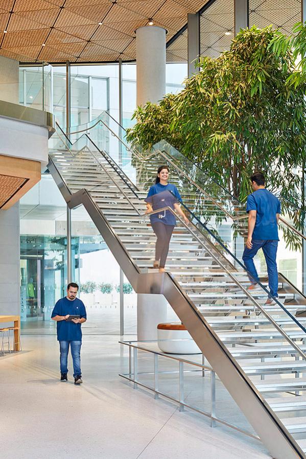 Apple-BKC-Mumbai-India-media-preview-stainless-steel-staircase.jpg 36