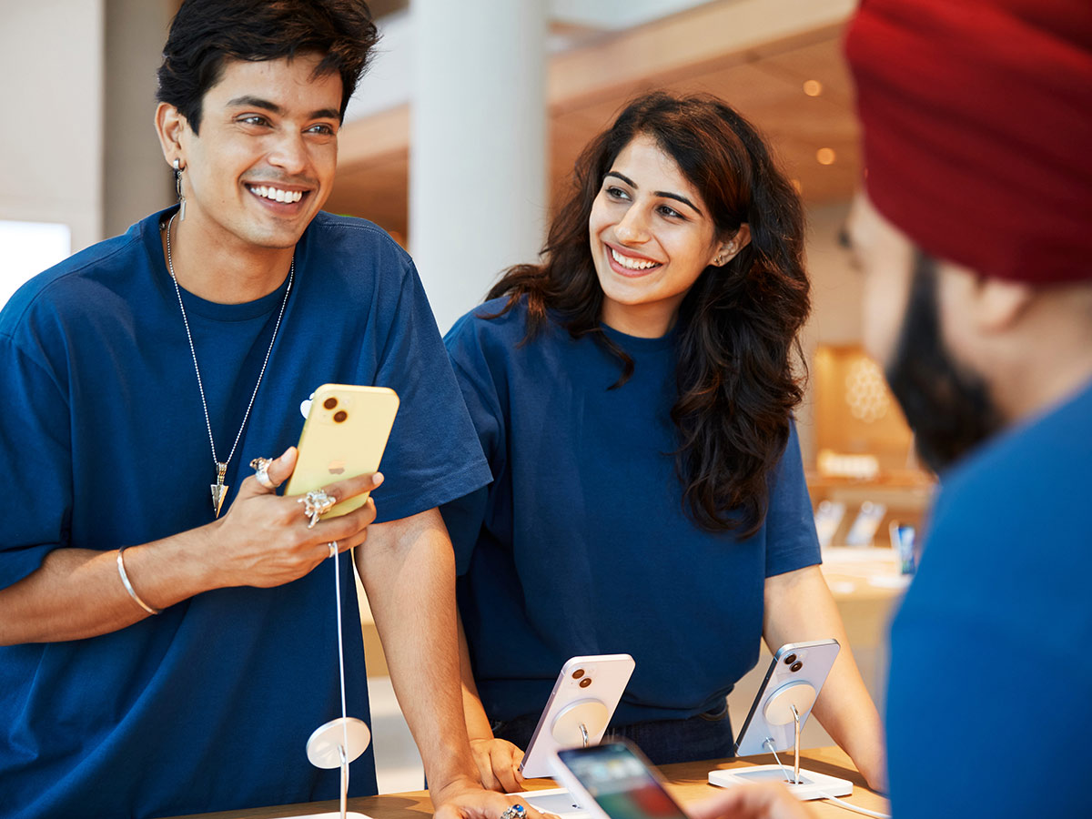 Apple-BKC-Mumbai-India-media-preview-team-members.jpg 37