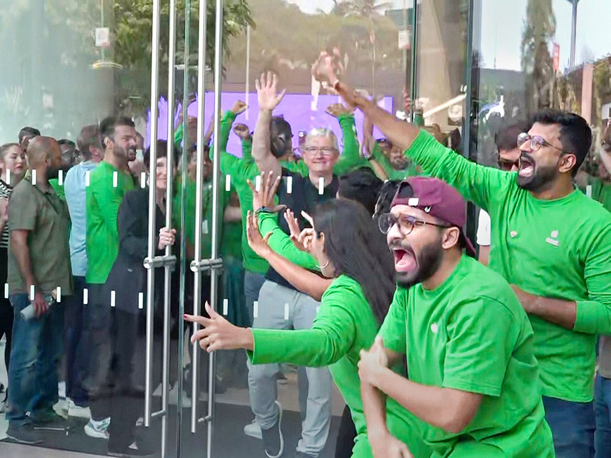 Apple_20CEO_20Tim_20Cook_20Opening_20Apple_20store_20in_20Mumbai_2.jpg 2