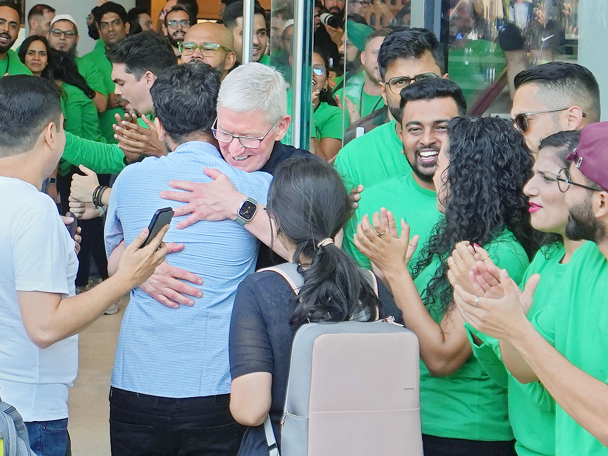 Apple_20CEO_20Tim_20Cook_20Opening_20Apple_20store_20in_20Mumbai_7.jpg 6