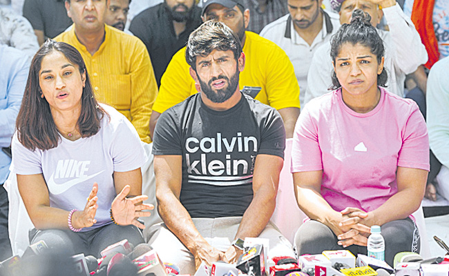 VINESH-BAJRANG-SAKSHI-PROTE.jpg
