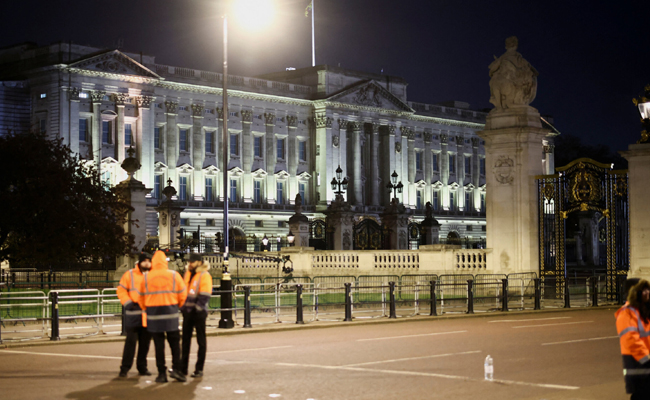Buckingham_Palace_Security_.jpg