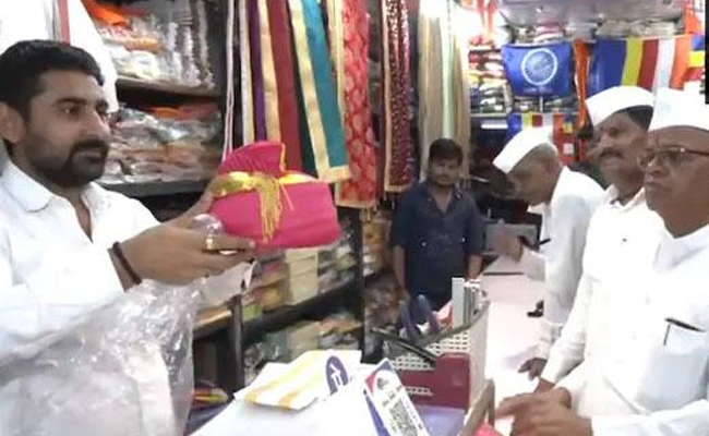 Mumbai_20Dabbawalas_20Buy_20Gifts_20For_20King_20Charles_20Coronation_01.jpg