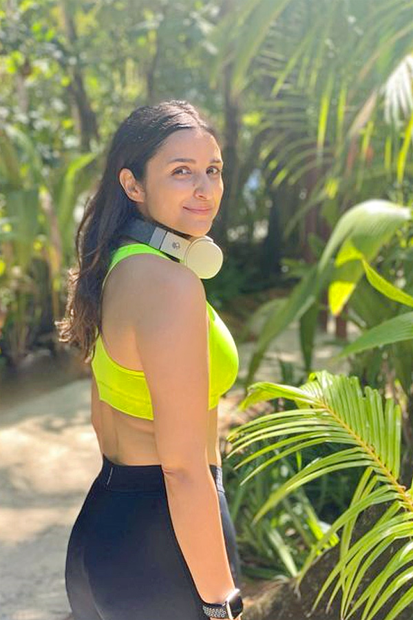 parineeti_20chopra_20Latest_20Photos_21.jpg 22