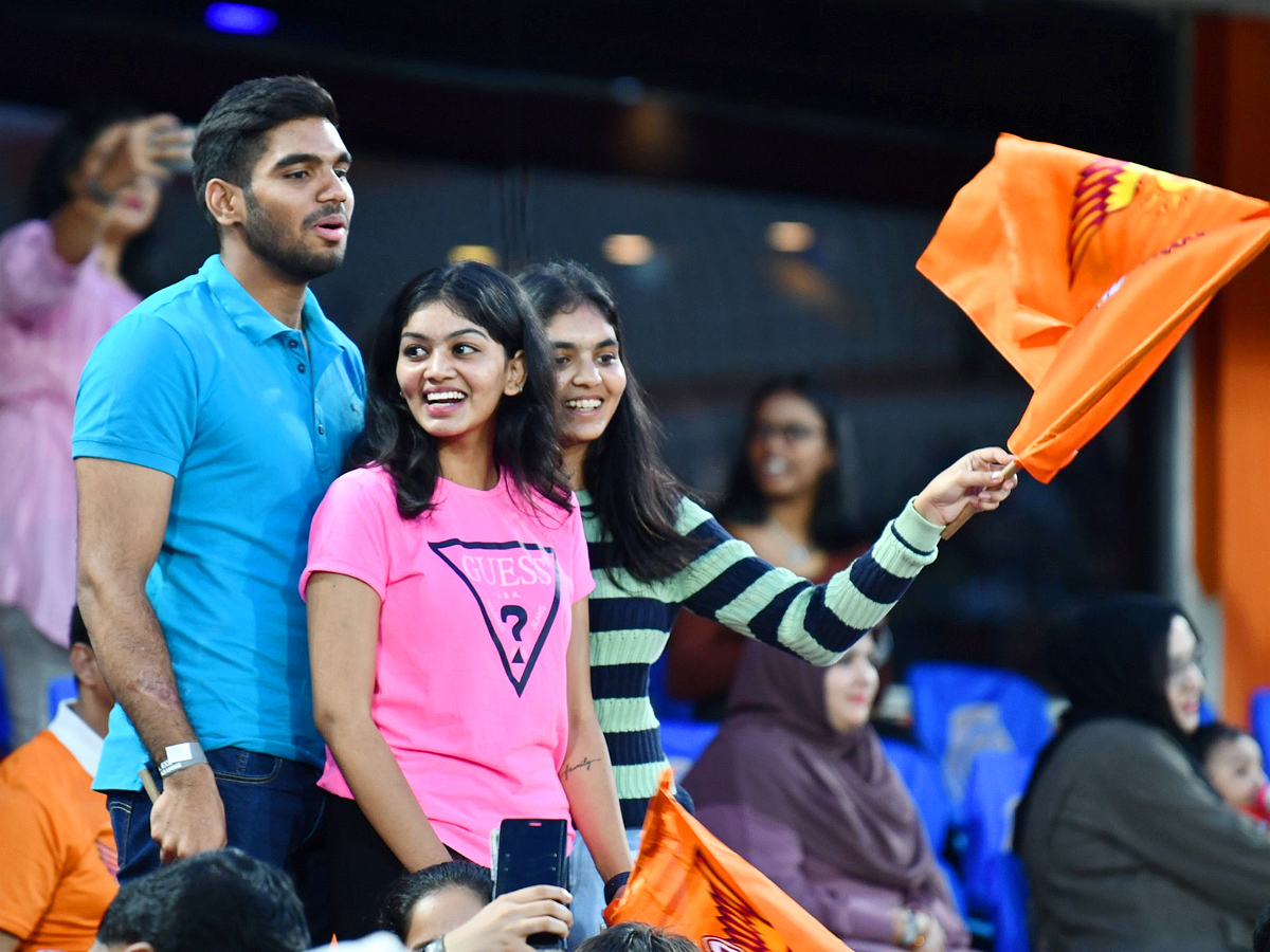 Fans_20in_20Uppal_20Cricket_20Stadium_20Photos2.jpg 5