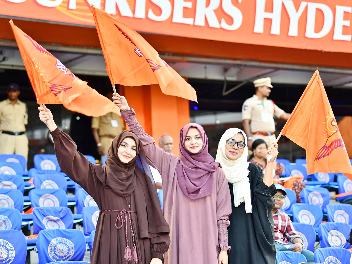 Fans_20in_20Uppal_20Cricket_20Stadium_20Photos3.jpg 6