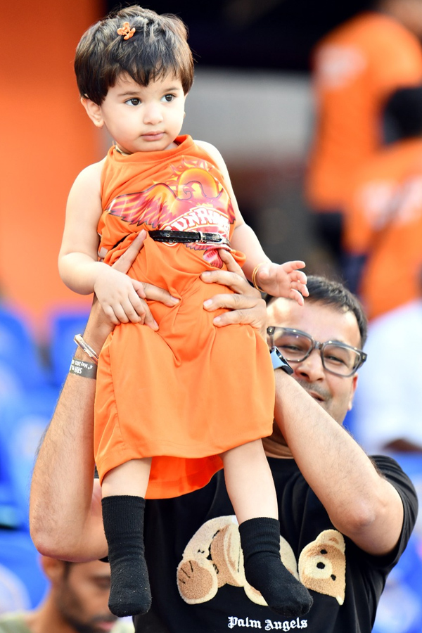 Fans_20in_20Uppal_20Cricket_20Stadium_20Photos5.jpg 8