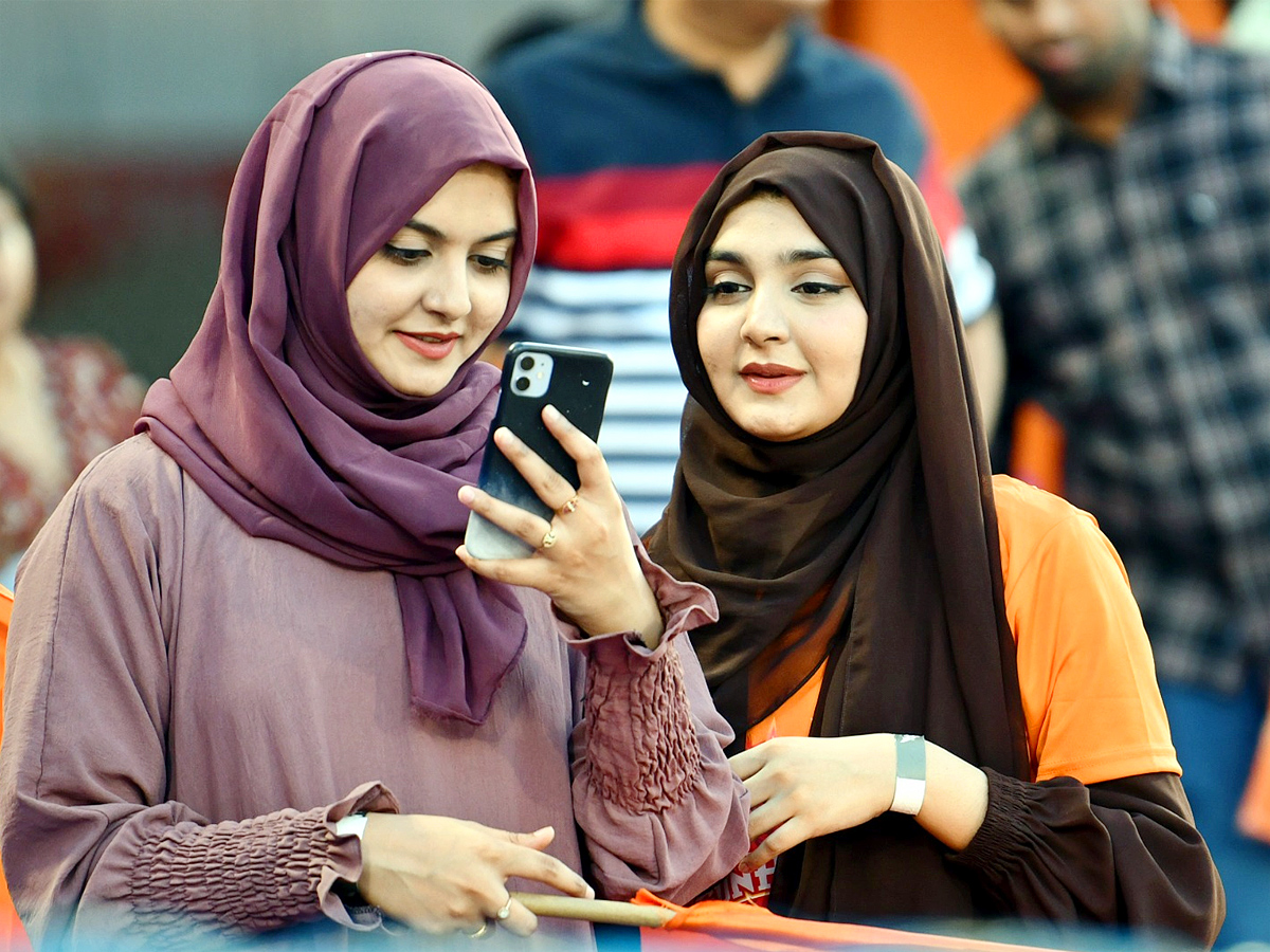 Fans_20in_20Uppal_20Cricket_20Stadium_20Photos7.jpg 10