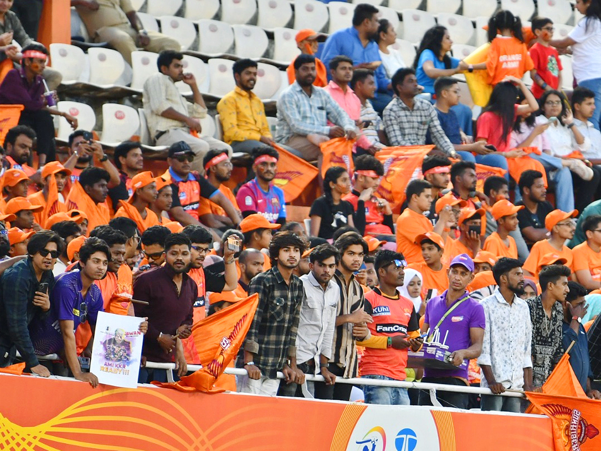 Fans_20in_20Uppal_20Cricket_20Stadium_20Photos8.jpg 11