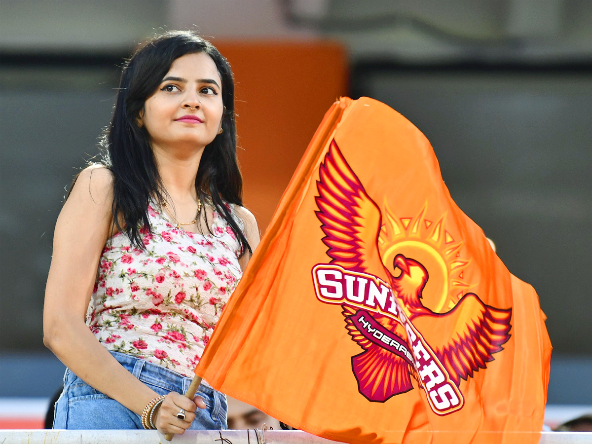 Fans_20in_20Uppal_20Cricket_20Stadium_20Photos_.jpg 2