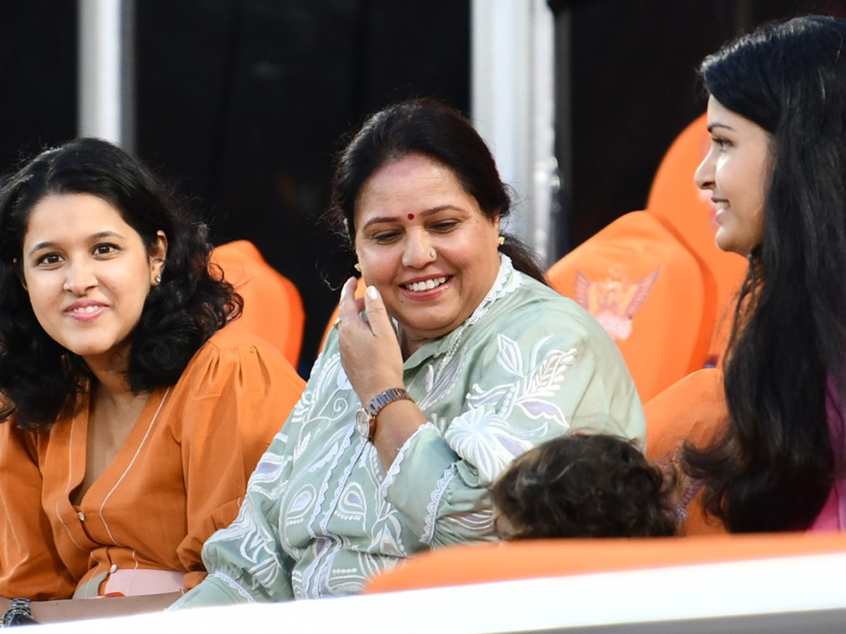 Fans_20in_20Uppal_20Cricket_20Stadium_20Photos_10.jpg 3