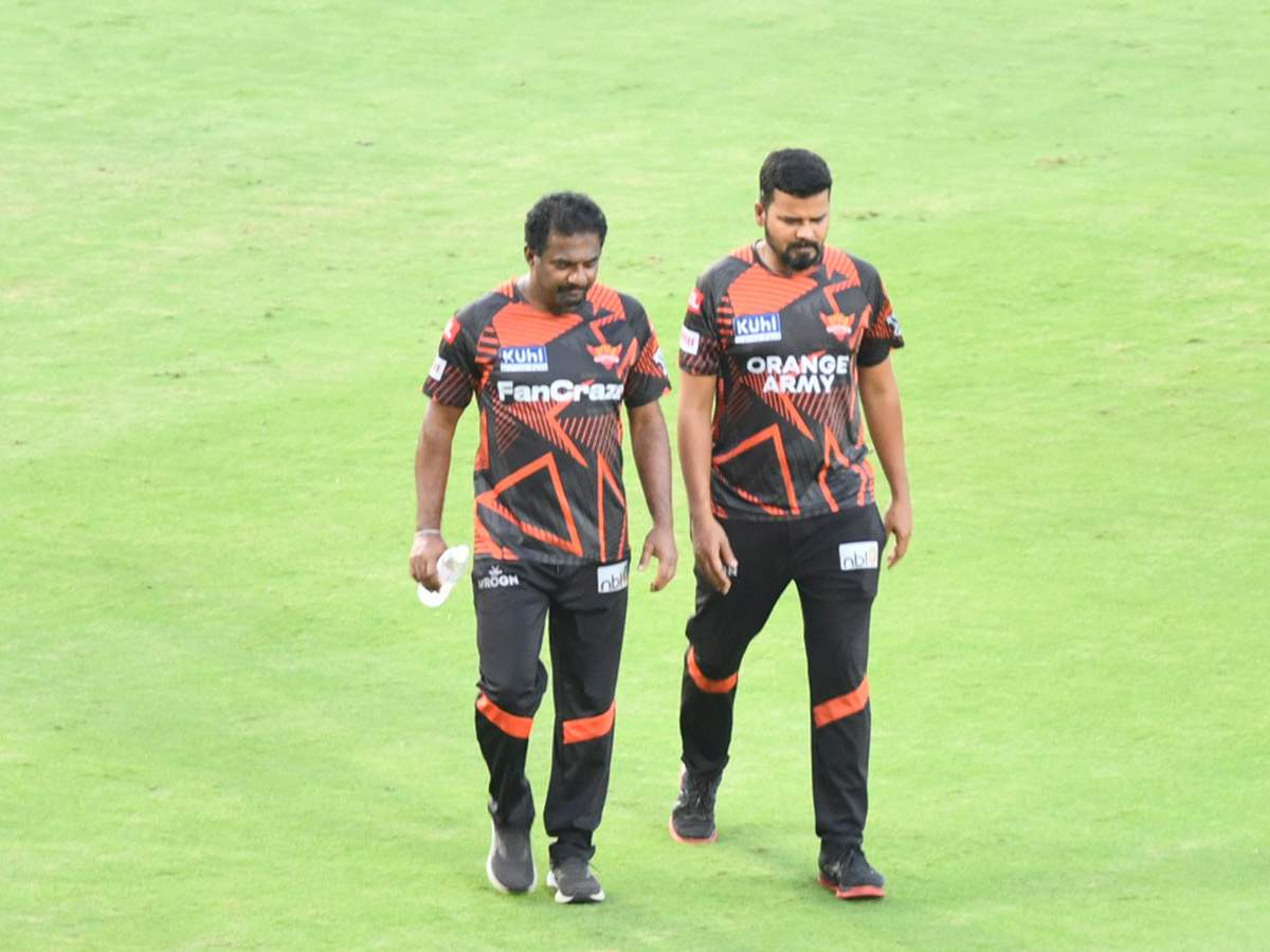 SRHvsKKR_20Players_20Practice_20In_20Uppal_20Stadium-11.jpg 11