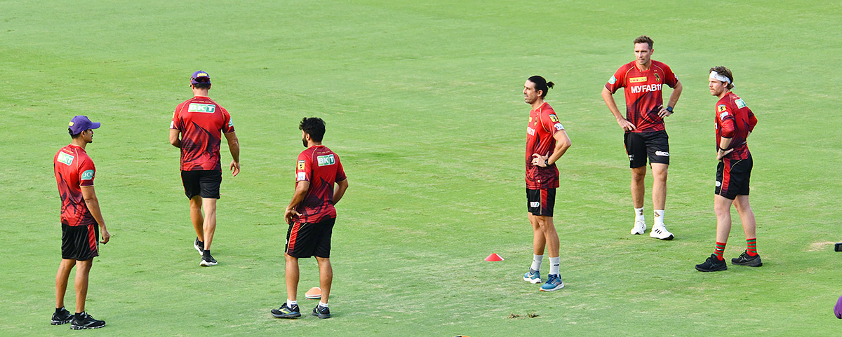 SRHvsKKR_20Players_20Practice_20In_20Uppal_20Stadium-7.jpg 7