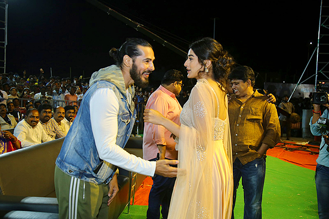 agent_20pre_20release_20event_20in_20warangal-14.jpg 15