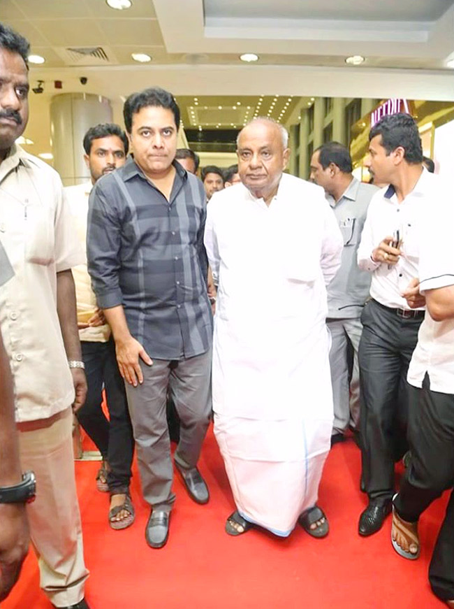 Minister_20KTR_20Unseen_20and_20Rare_20Images-25.jpg 25