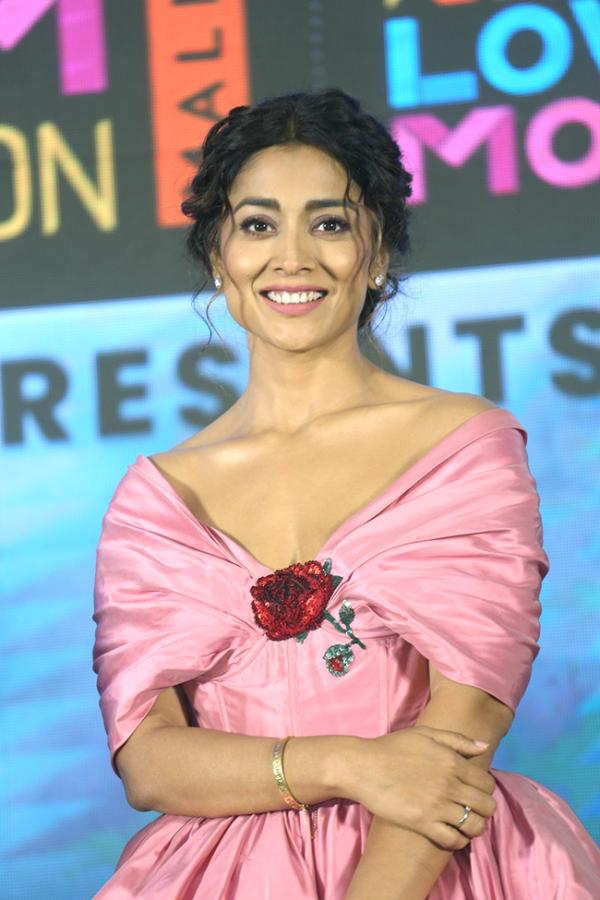 Actress_20Shriya_20Saran_20Stills-13.jpg 12