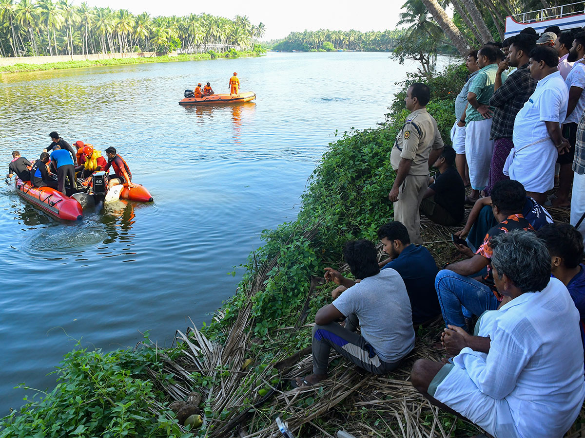 tourist_20boat_20that_20capsized_20in_20Malappuram_2C_20Kerala_20Pics-10.jpg 10
