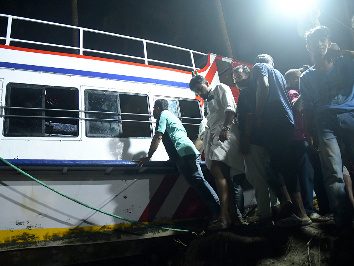 tourist_20boat_20that_20capsized_20in_20Malappuram_2C_20Kerala_20Pics-2.jpg 2