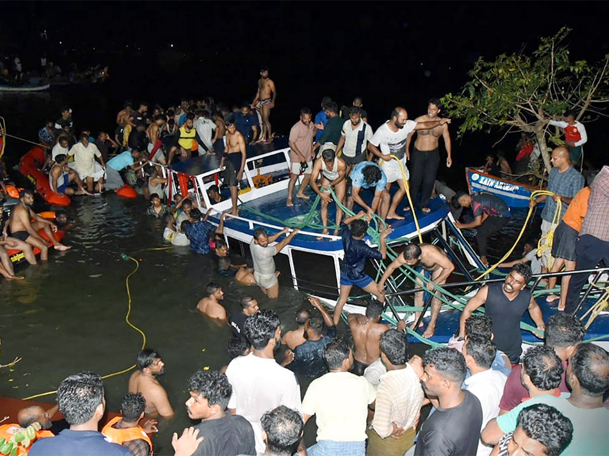 tourist_20boat_20that_20capsized_20in_20Malappuram_2C_20Kerala_20Pics-3.jpg 3