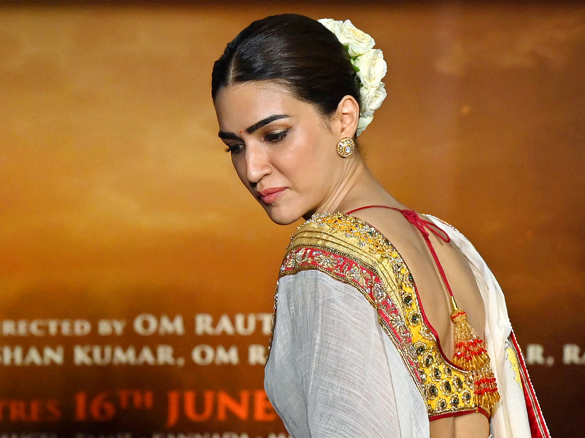 Adipurush_20Hindi_20Trailer_20Launch_20Event_20Photos_11.jpg 12