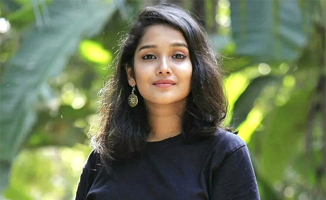 Anikha-Surendran.jpg06.jpg