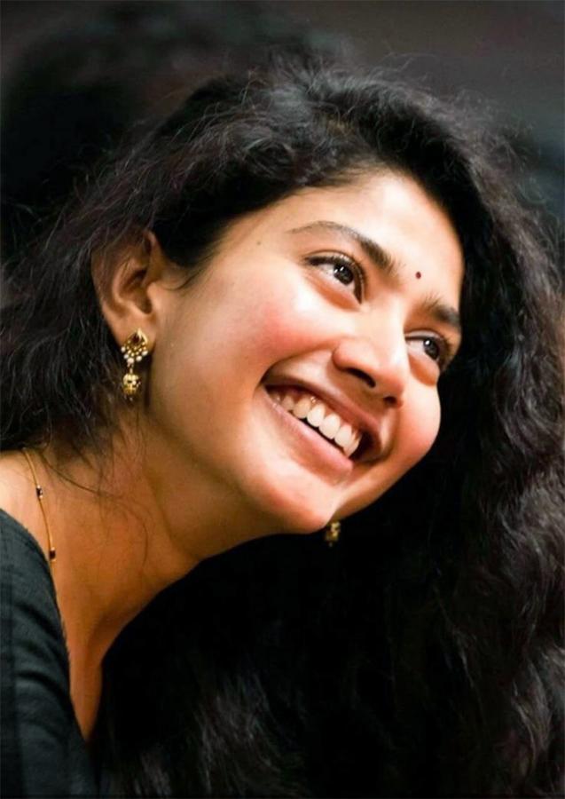 Happy_20Birthday_20Sai_20Pallavi-2.jpg 2