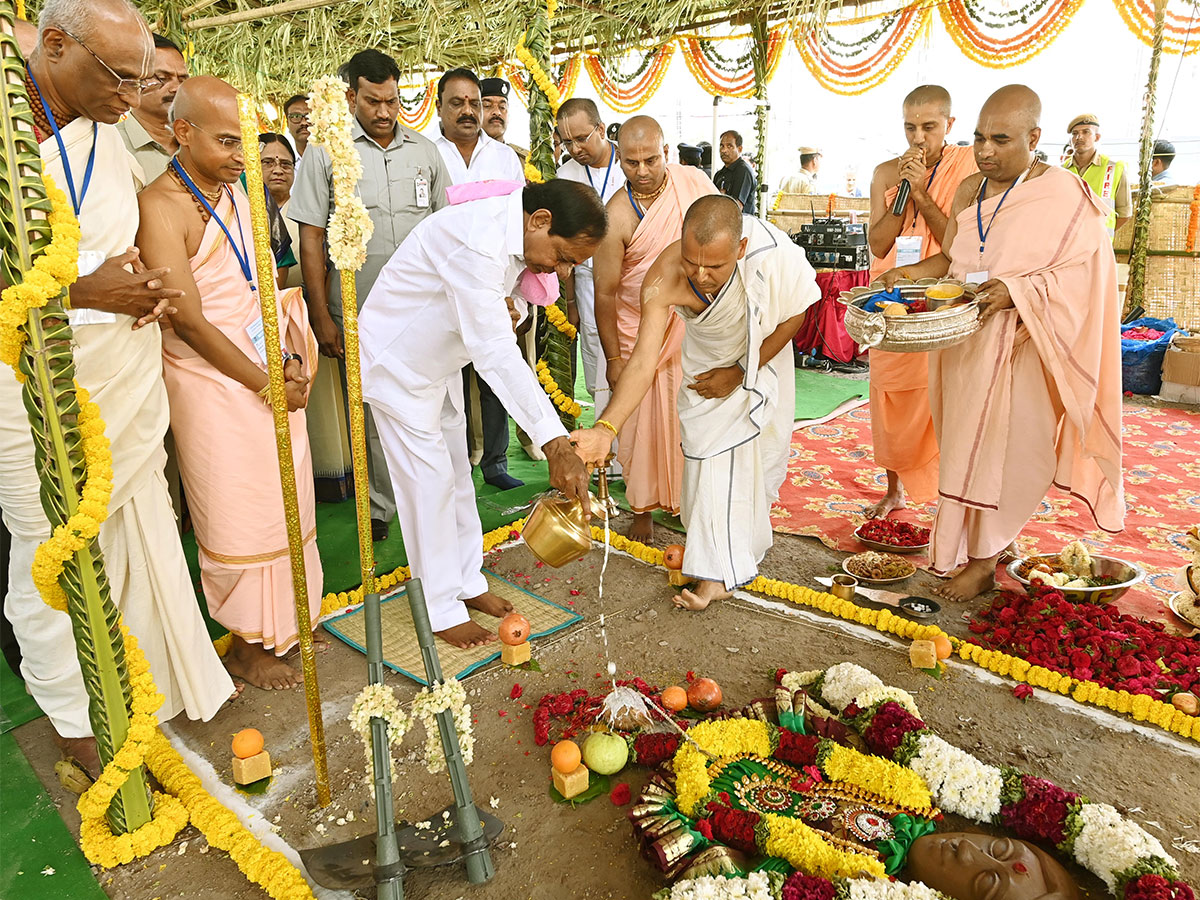 inaugurating_20The_20SriKrishna_20Temple_20in_20Hyderabad-13.jpg 13