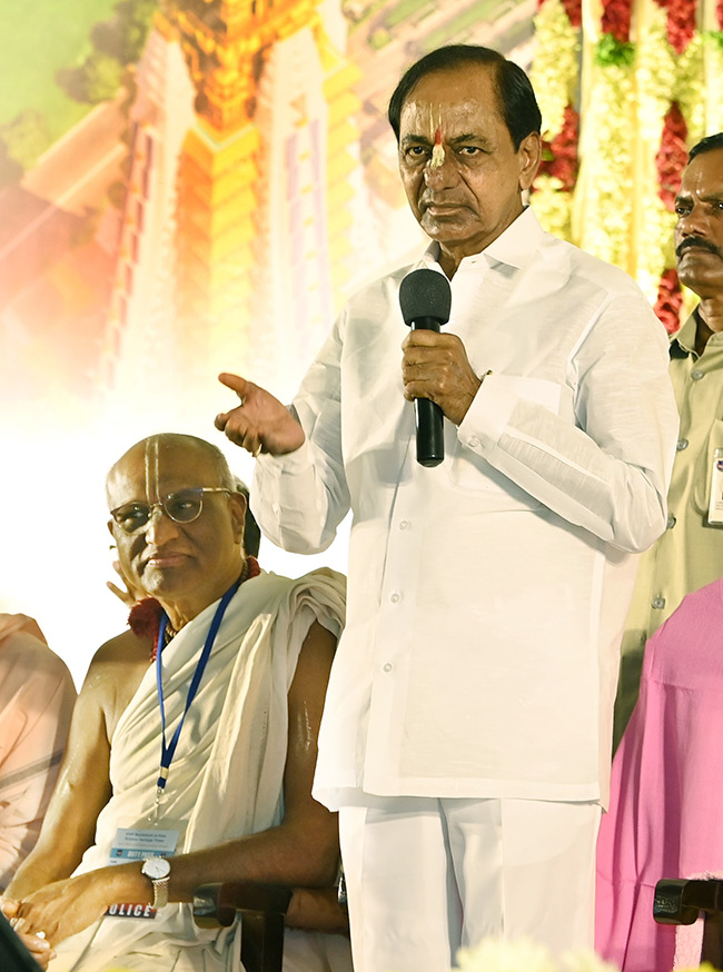 inaugurating_20The_20SriKrishna_20Temple_20in_20Hyderabad-15.jpg 15
