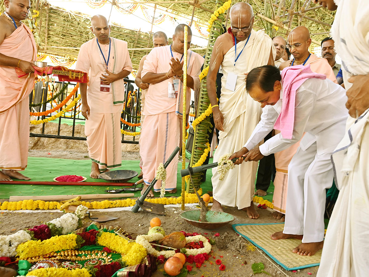 inaugurating_20The_20SriKrishna_20Temple_20in_20Hyderabad-16.jpg 16