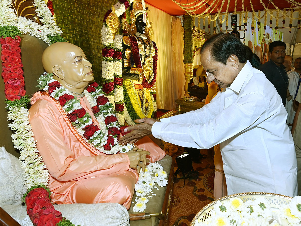 inaugurating_20The_20SriKrishna_20Temple_20in_20Hyderabad-21.jpg 21