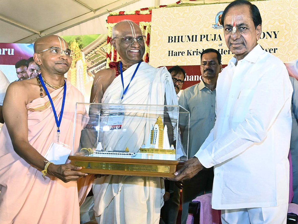 inaugurating_20The_20SriKrishna_20Temple_20in_20Hyderabad-4.jpg 4