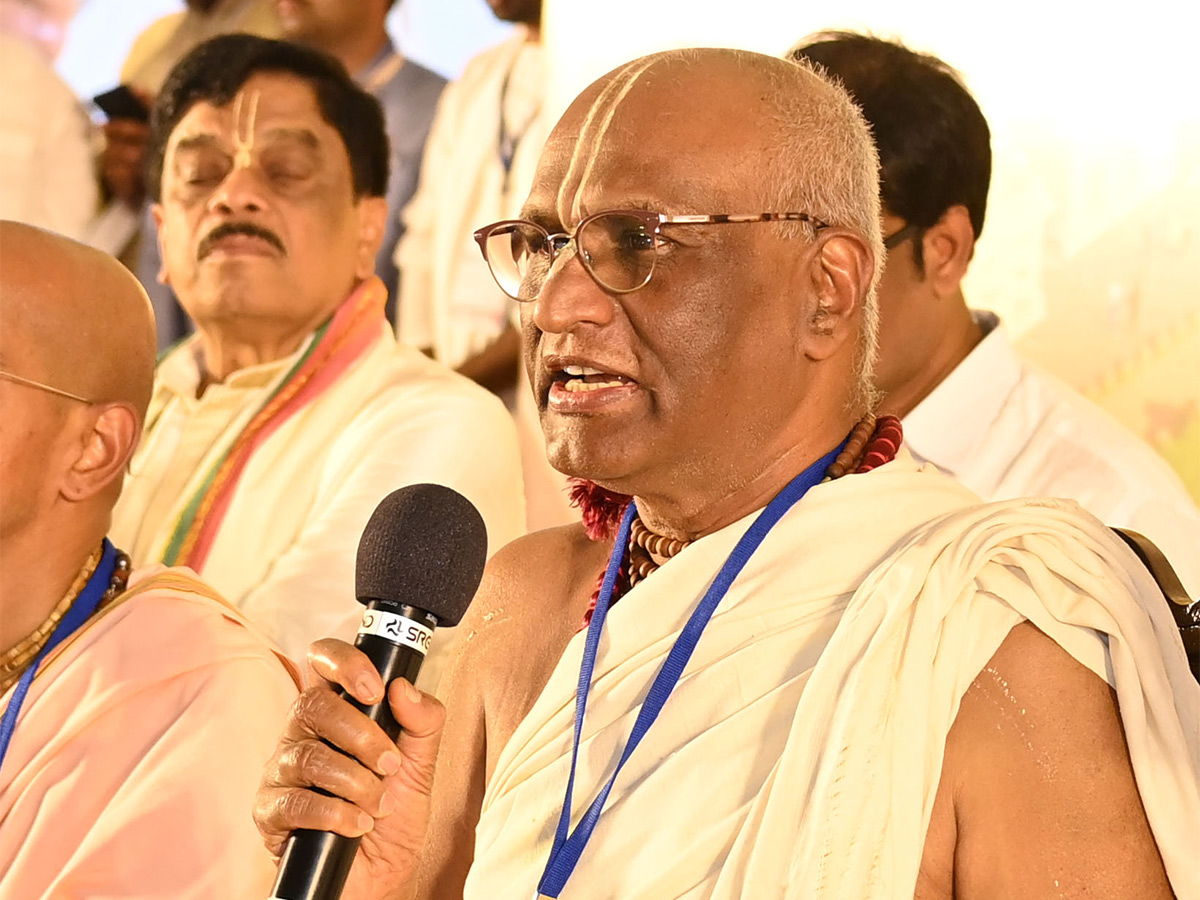 inaugurating_20The_20SriKrishna_20Temple_20in_20Hyderabad-9.jpg 9