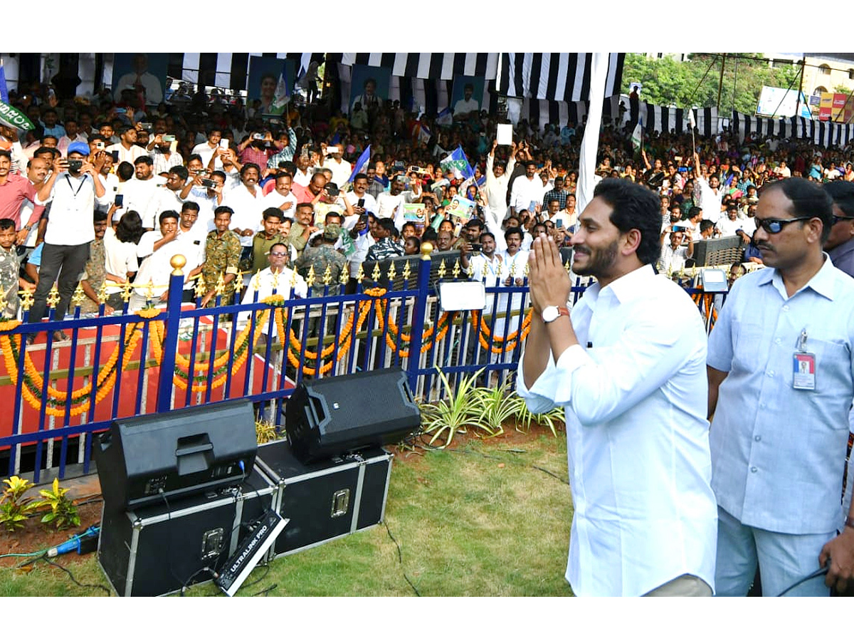 CM_20Jagan_20Visakhapatnam_20Tour_20Photos_24.jpg 27