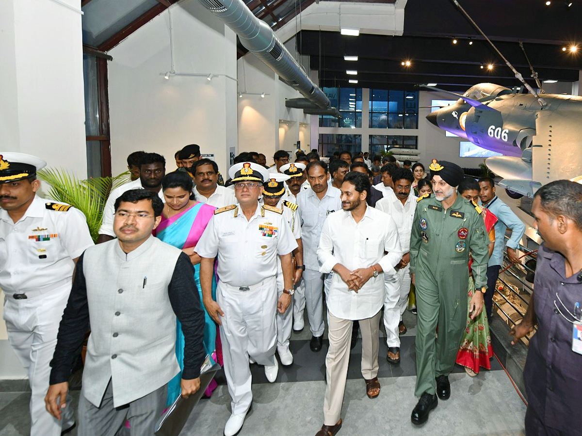 CM_20Jagan_20Visakhapatnam_20Tour_20Photos_34.jpg 35