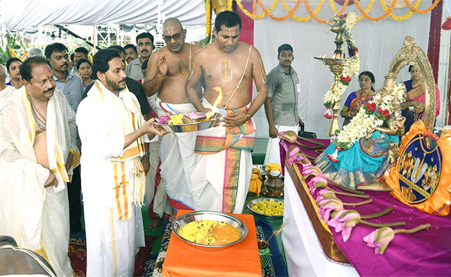 CM-YS-Jagan-Participates-Sri-Lakshmi-Maha-Yagnam-Vijayawada-32.jpg