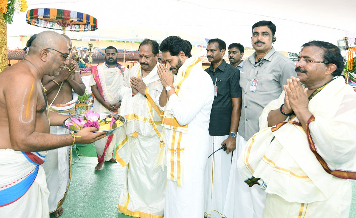 CM_20YS_20Jagan_20Participates_20Sri_20Lakshmi_20Maha_20Yagnam_20Vijayawada-20.jpg 20