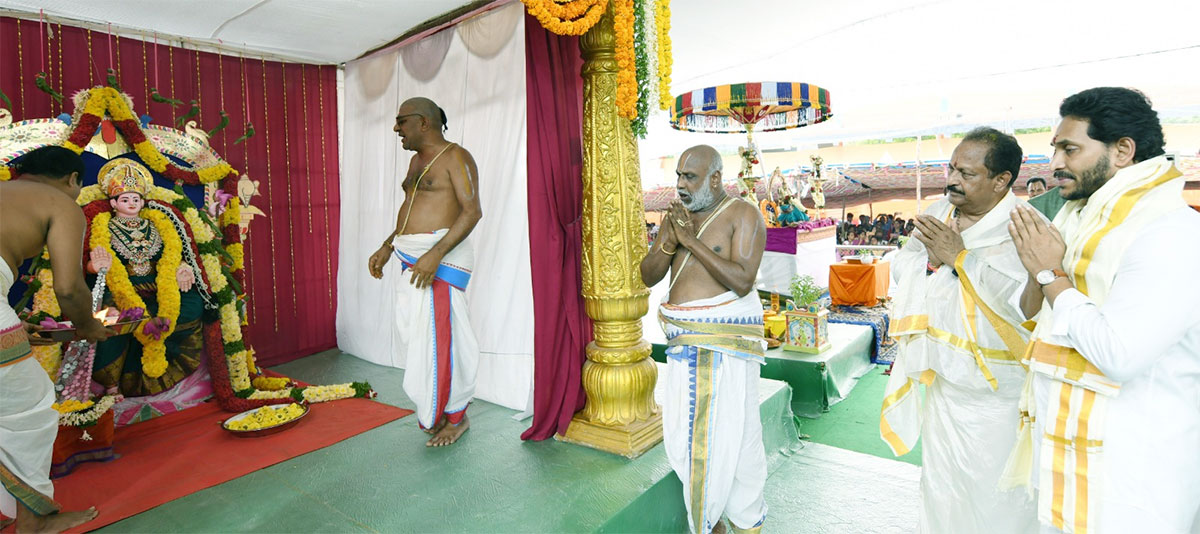 CM_20YS_20Jagan_20Participates_20Sri_20Lakshmi_20Maha_20Yagnam_20Vijayawada-21.jpg 21