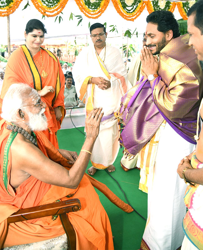 CM_20YS_20Jagan_20Participates_20Sri_20Lakshmi_20Maha_20Yagnam_20Vijayawada-26.jpg 26